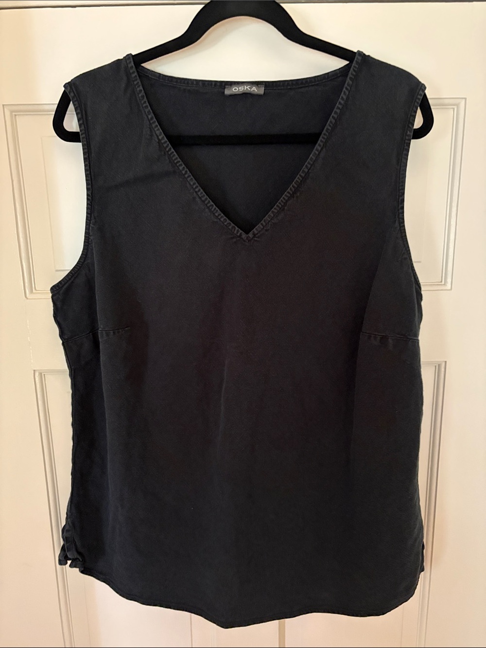 Sleeveless Linen V-Neck Top in Black